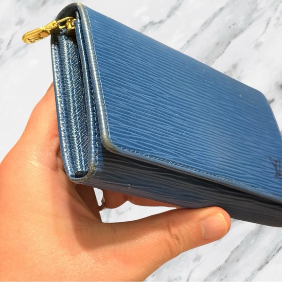 Louis Vuitton Authentic Blue Epi Leather Porte Tresor Wallet with Dustbag - Picture 7 of 16